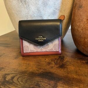 Gorgeous Coach Wallet. Excellent Used condition.